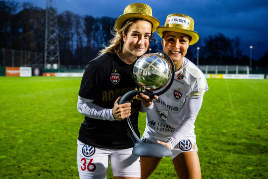 Rosengårds Edina Filekovic och Sanne Troelsgaard  jublar