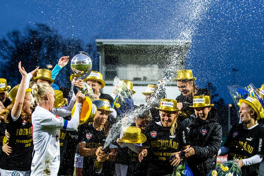 Rosengårds spelare jublar med pokal och medaljer