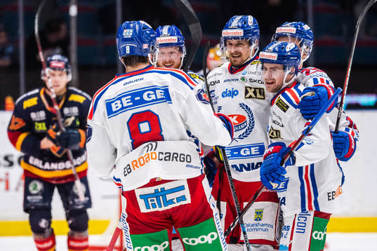 Oskarshamns Nichlas Torp jublar med lagkamrater