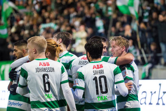 Västerås Emil Skogh jublar med lagkamrater