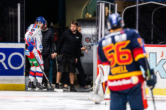 Oskarshamns Filip Sveningsson lämnar isen