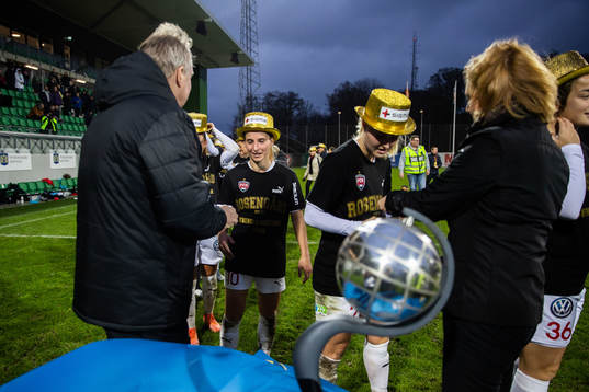 Rosengårds spelare jublar med pokal och medaljer