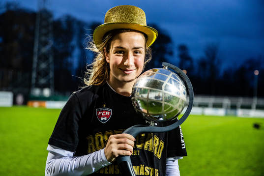 Rosengårds Edina Filekovic jublar med pokal och medaljer