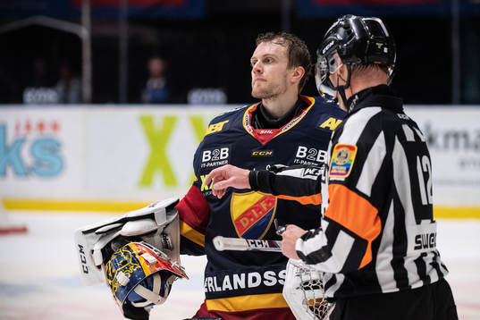 Djurgårdens målvakt Niklas Svedberg i samtal med Domare