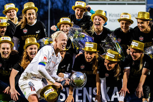 Rosengårds Caroline Seger jublar med pokal och medaljer