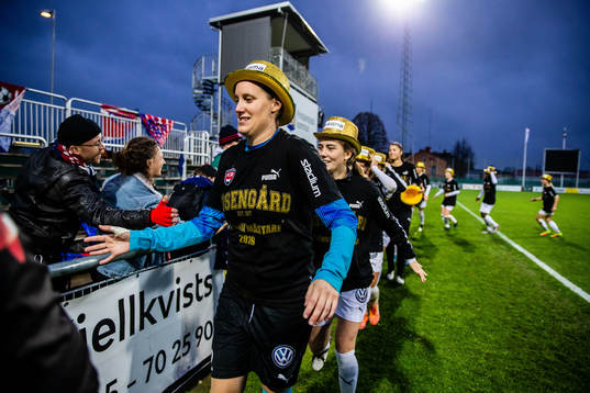Rosengårds målvakt Emma Lind jublar