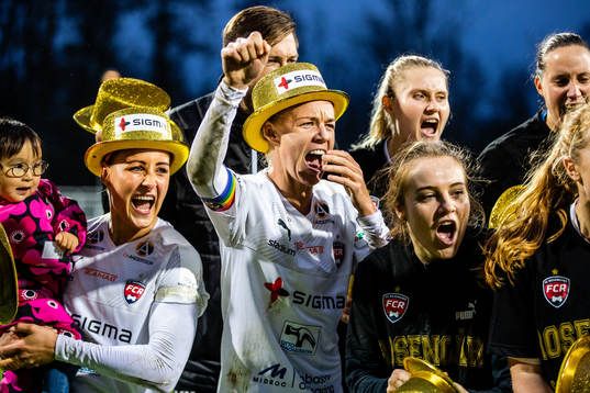 Rosengårds Sanne Troelsgaard  och Caroline Seger  jublar