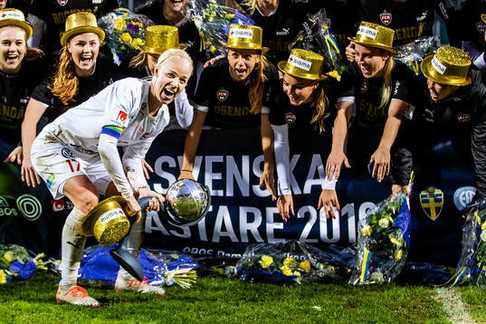 Rosengårds Caroline Seger jublar med pokal och medaljer