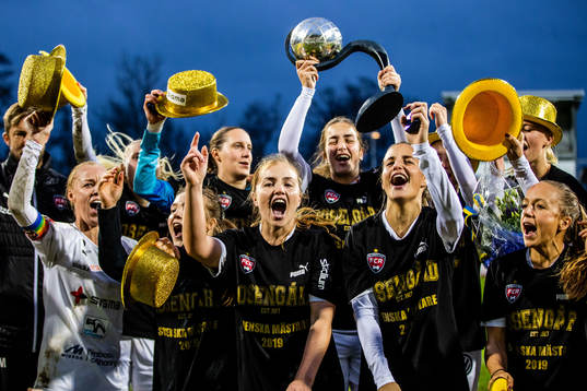 Rosengårds spelare jublar med pokal och medaljer