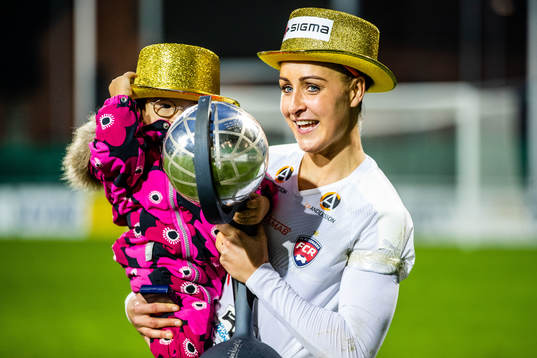 Rosengårds Sanne Troelsgaard  jublar med pokal och medaljer