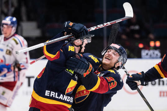 Djurgårdens Olle Alsing och Linus Hultström jublar