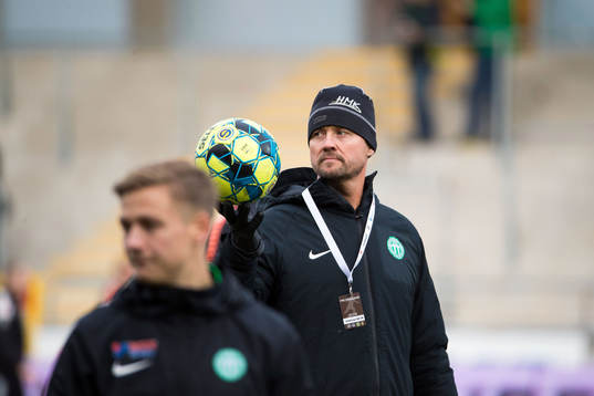 Västerås tränare Peter Markstedt före fotbollsmatchen i