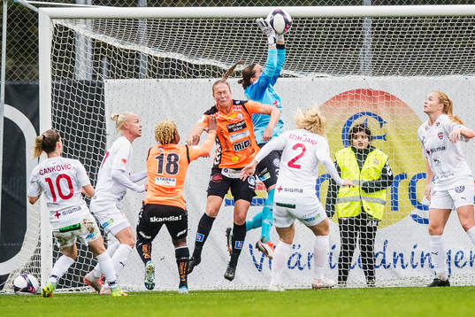 Rosengårds målvakt Emma Lind räddar