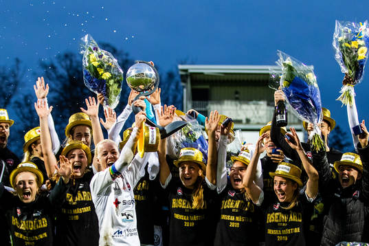 Rosengårds spelare jublar med pokal och medaljer