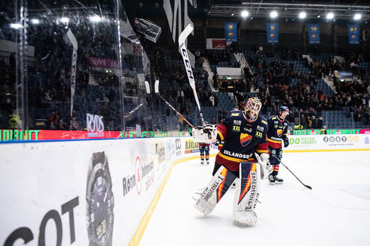 Djurgårdens målvakt Niklas Svedberg jublar