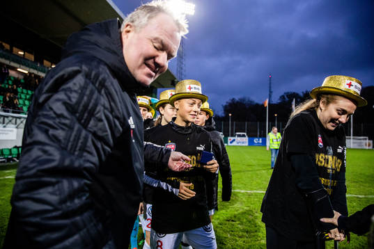 Rosengårds Hanna Bennison tar emot medalj från Karl-Erik
