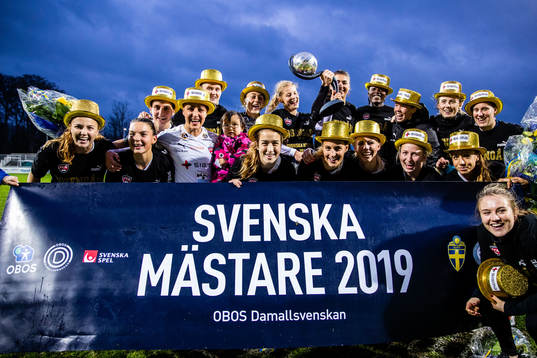 Rosengårds spelare jublar med pokal och medaljer