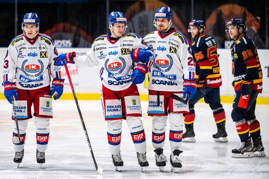 Oskarshamns Filip Sveningsson får hjälp av isen