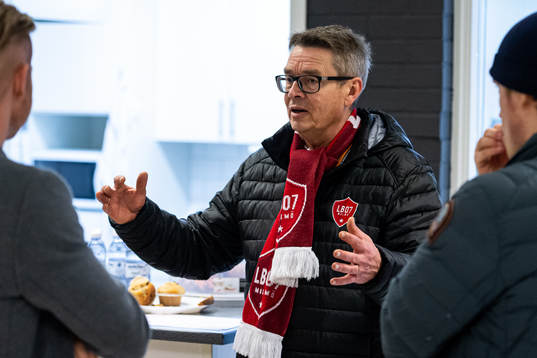 Limhamn Bunkeflos ordförande Robert Lenir i samtal med