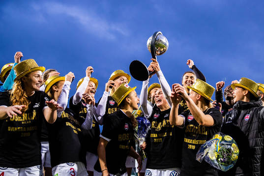 Rosengårds spelare jublar med pokal och medaljer