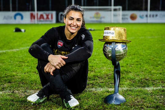 Rosengårds målvakt Zecira Musovic jublar med pokal och