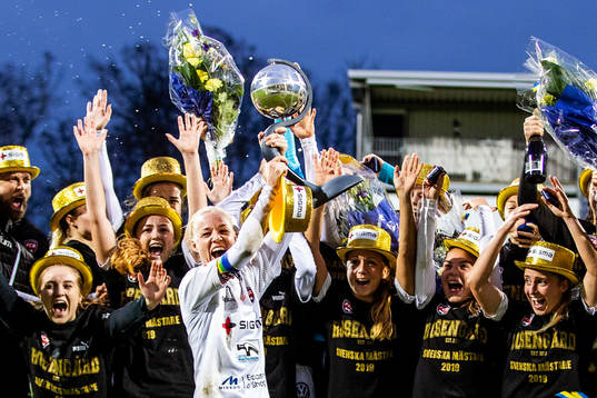 Rosengårds Caroline Seger jublar med pokal och medaljer