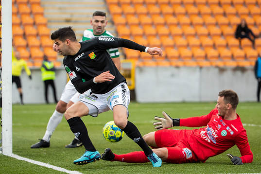 GAIS August Wängberg och Västerås målvakt Anton