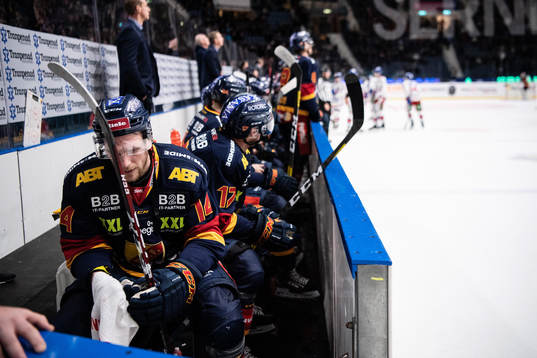 Djurgårdens Tom Wandell sitter skadad på bänken