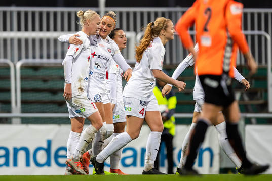 Rosengårds Caroline Seger och Sanne Troelsgaard jublar