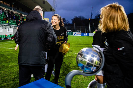 Rosengårds målvakt Zecira Musovic tar emot medalj från