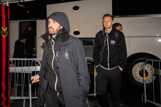 Hammarbys Mads Fenger Nielsen anläder till arenan