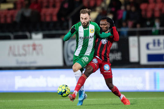 Hammarbys Muamer Tankovic och Östersunds Sam Mensiro
