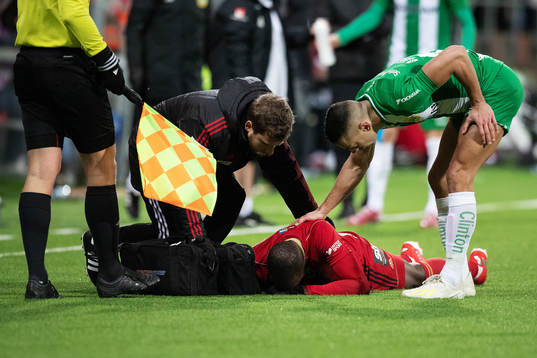Östersunds Ronald Mukiibi har ont och tas om hand om av