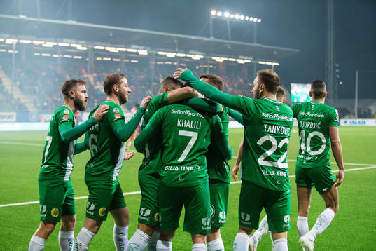 Hammarbys spelare jublar med Imad Khalili