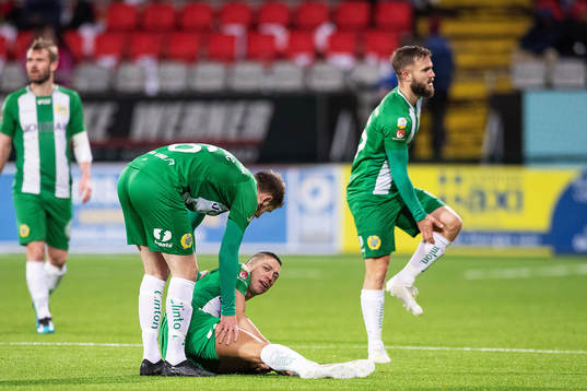 Hammarbys Nikola Djurdjic har ont och får hjälp av
