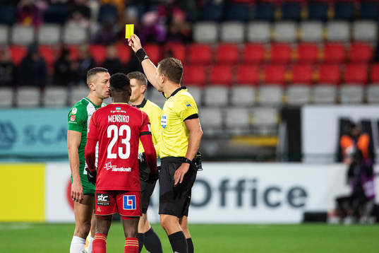 Östersunds Sam Mensiro och Hammarbys Nikola Djurdjic