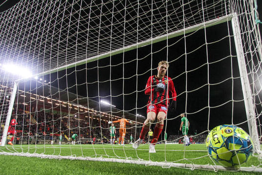 Östersunds Simon Kroon plockar ut bollen