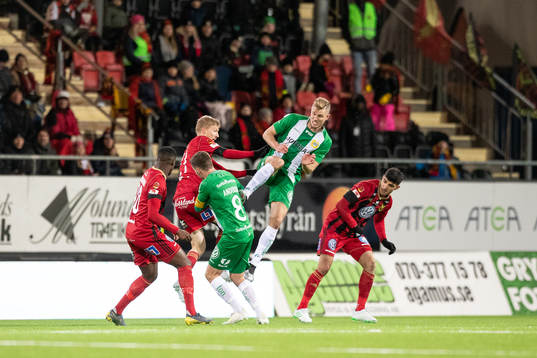 Hammarbys Tim Söderström in en kamp med Östersunds Simon