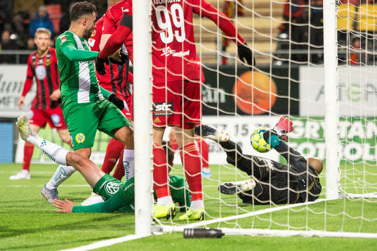Östersunds målvakt Aly Keita räddar ett skott