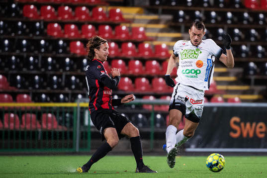 Brommapojkarnas Philip Hellqvist och Varbergs Albert Ejupi