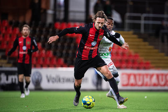 Brommapojkarnas Philip Hellqvist och Varbergs Nahom Girmai