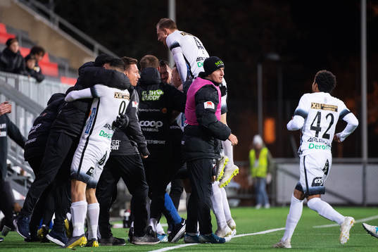 Varbergs tränare Joakim Persson jublar med spelarna