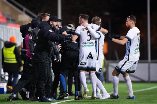 Varbergs tränare Joakim Persson jublar