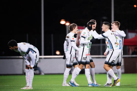 Varbergs Daniel Krezic jublar med sina lagkamrater