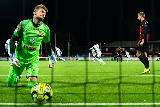 Brommapojkarnas målvakt Hampus Elgan deppar