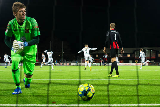Brommapojkarnas målvakt Hampus Elgan deppar