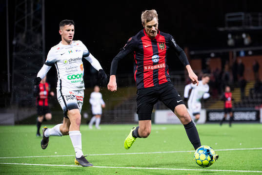 Brommapojkarnas Oscar Pehrsson och Varbergs Astrit Seljmani