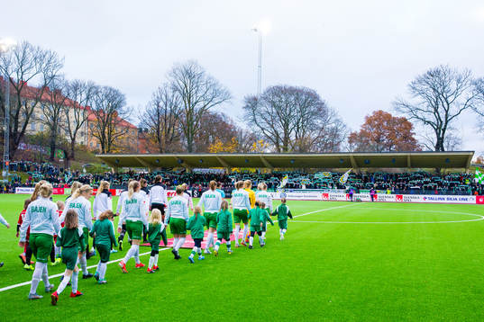 Hammarbys och Uppsalas gör gör entré på planen