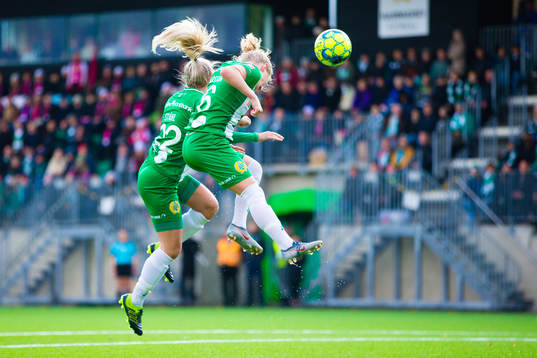 Hammarbys Jonna Ståhl och Emilia Larsson nickar ihop