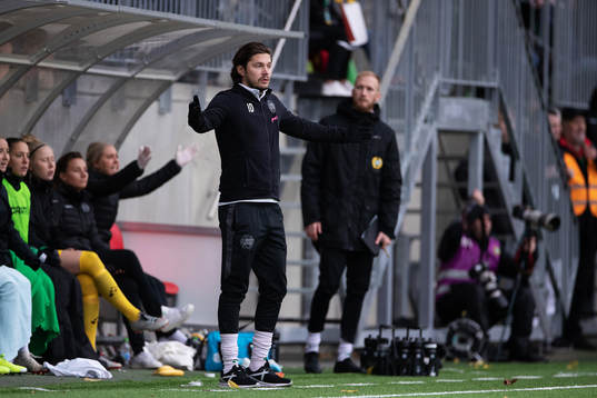 Hammarbys tränare Isak Dahlin reagerar